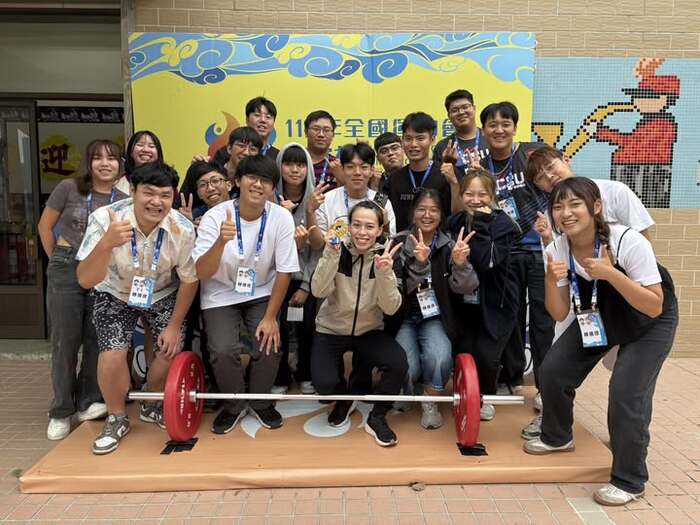 20251020 正修龍直播隊與奧運國手郭婞淳合影，也恭喜郭婞淳奪得金牌 打破大會挺舉、總成績紀錄圖片