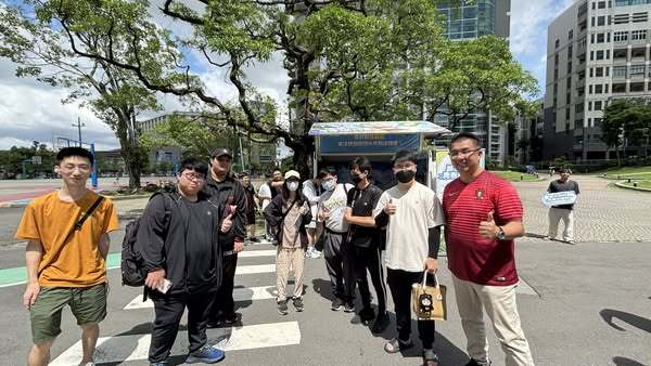 20250617 Garena電競宣傳車來正修,吸引大批同學來體驗打卡圖片